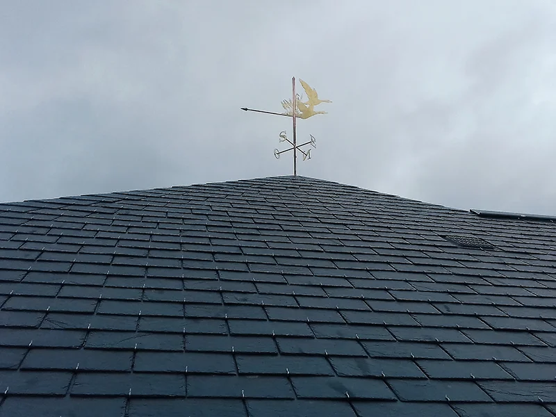 Réfection complète d'une toiture en ardoises naturelles, et sa girouette, dans le Perche