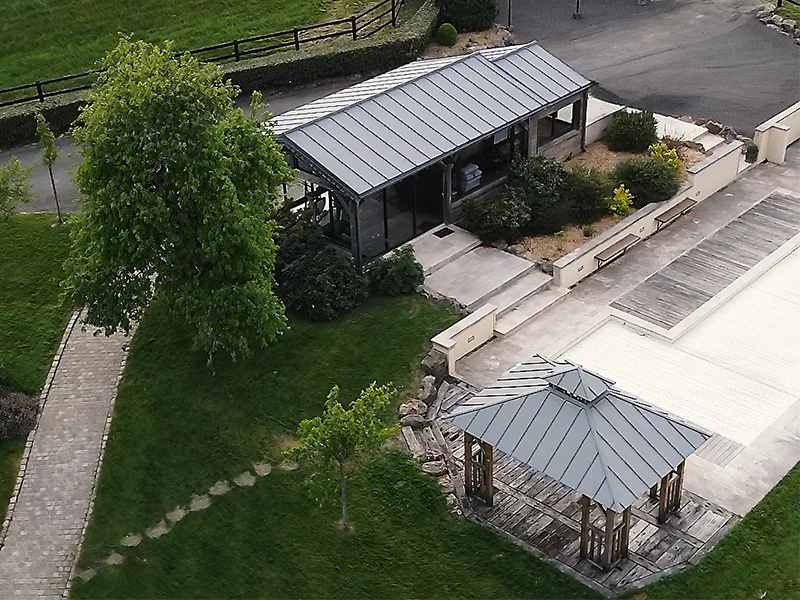 Construction d'une dépendance en ossature bois, zinc et verrières