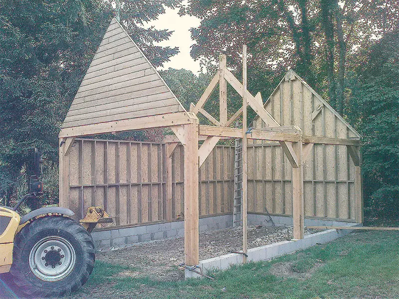 Dépendance neuve en ossature et bardage bois, couverture tuiles plates de pays, Orne