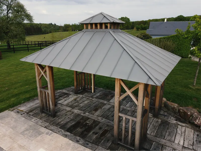 fabrication d'un kiosque en pin douglas et zinc dans le Perche